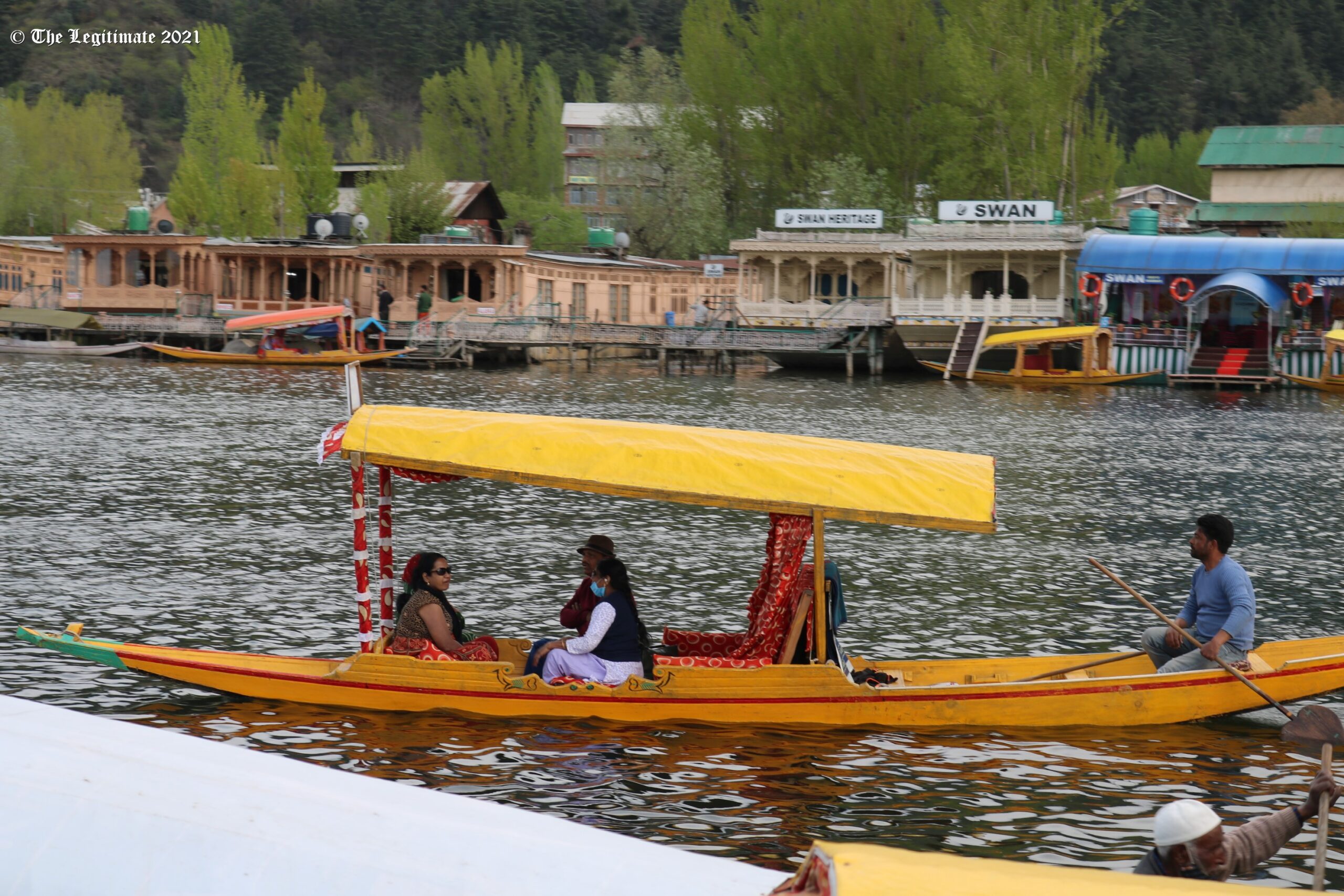  A group of tourists enjoying Shikara ride inside lake/Photo The Legitimate